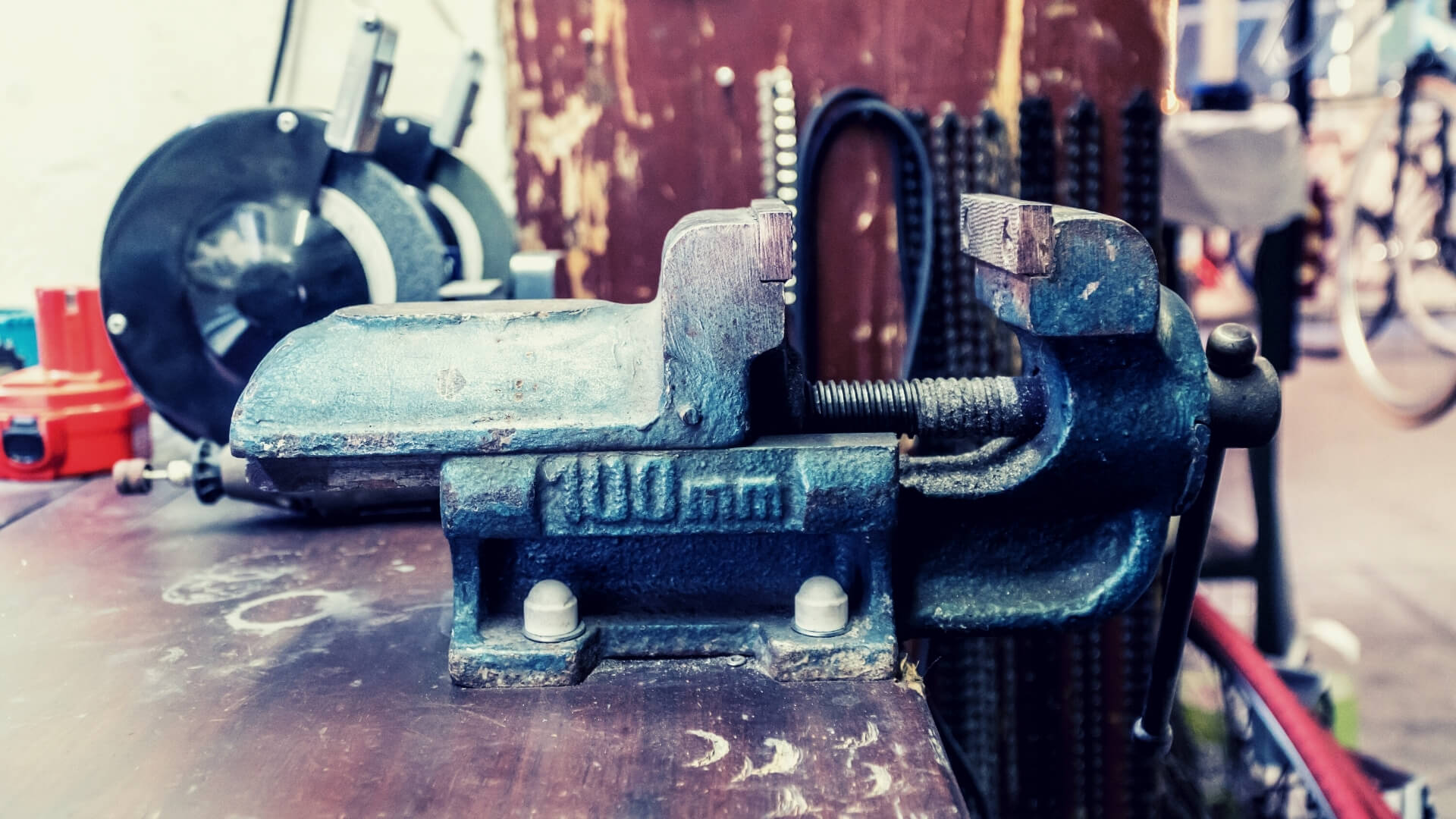 How a Bench Vise Works Featured Image